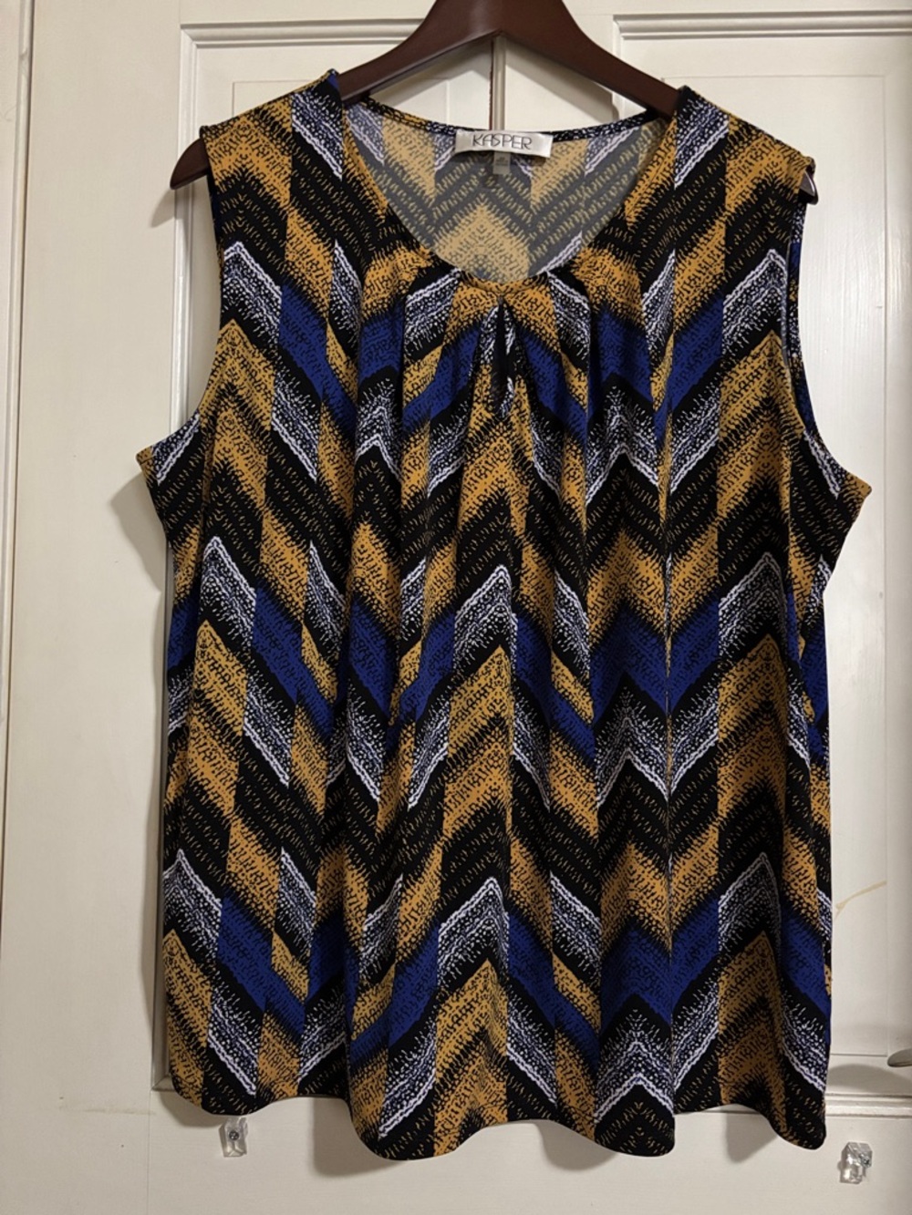 Kasper Sleeveless Keyhole Pleat Neck Top